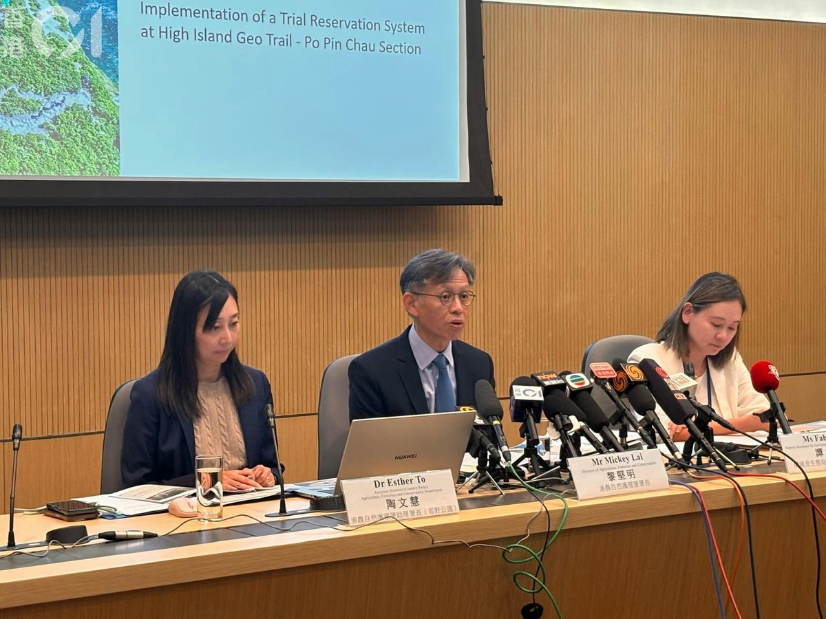 破边洲预约制|渔护署:试行阶段不设罚则 采实名登记防黄牛炒卖 1 漁護署署長黎堅明(中)表示,不希望預約制推出後,旅客會覺得「好多嘢做、好煩」。(董素琛攝)