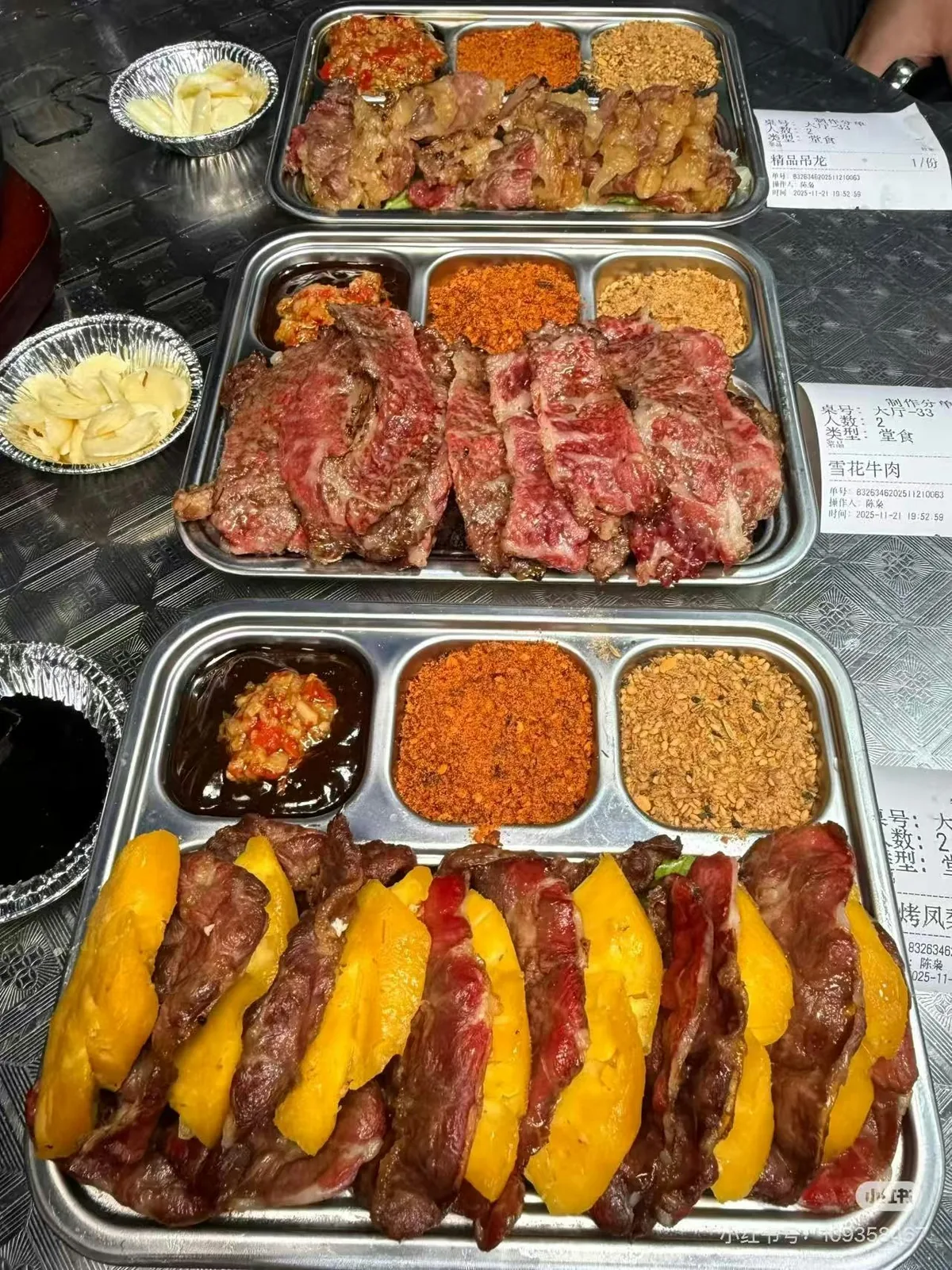 深圳10间烧肉推介:泥炉烤肉、红酒牛肋条、一米牛大肠 1 潮潮超級燒主打明檔鮮切、炭火現烤,走平價市井路線,肉品每日新鮮供應。(小紅書@史迪醬)