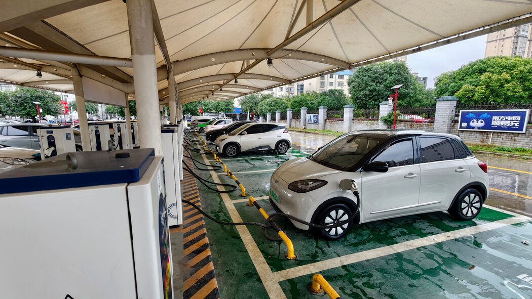 电动汽车使得该国第二季度日均石油消耗量比仅有燃油汽车的情况减少了150万桶。