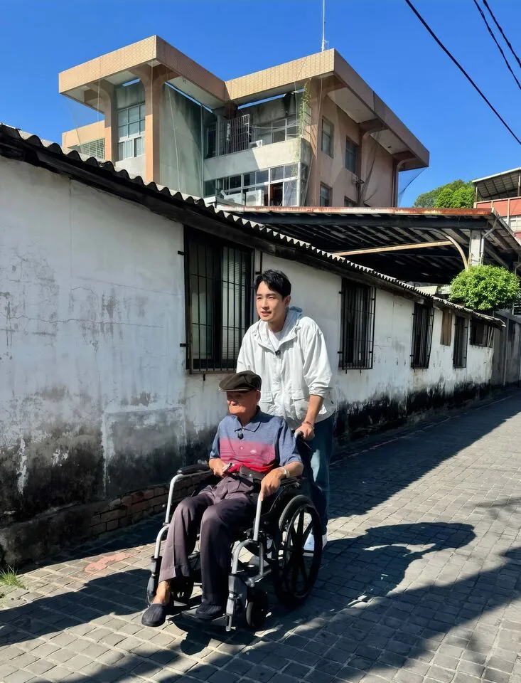 77岁李炳辉两度中风手指变形 已无法负重弹手风琴 淡水街头卖唱 1 ▲▼李炳輝驚喜合體陳謙文。(圖/葡萄長文創工作室提供)