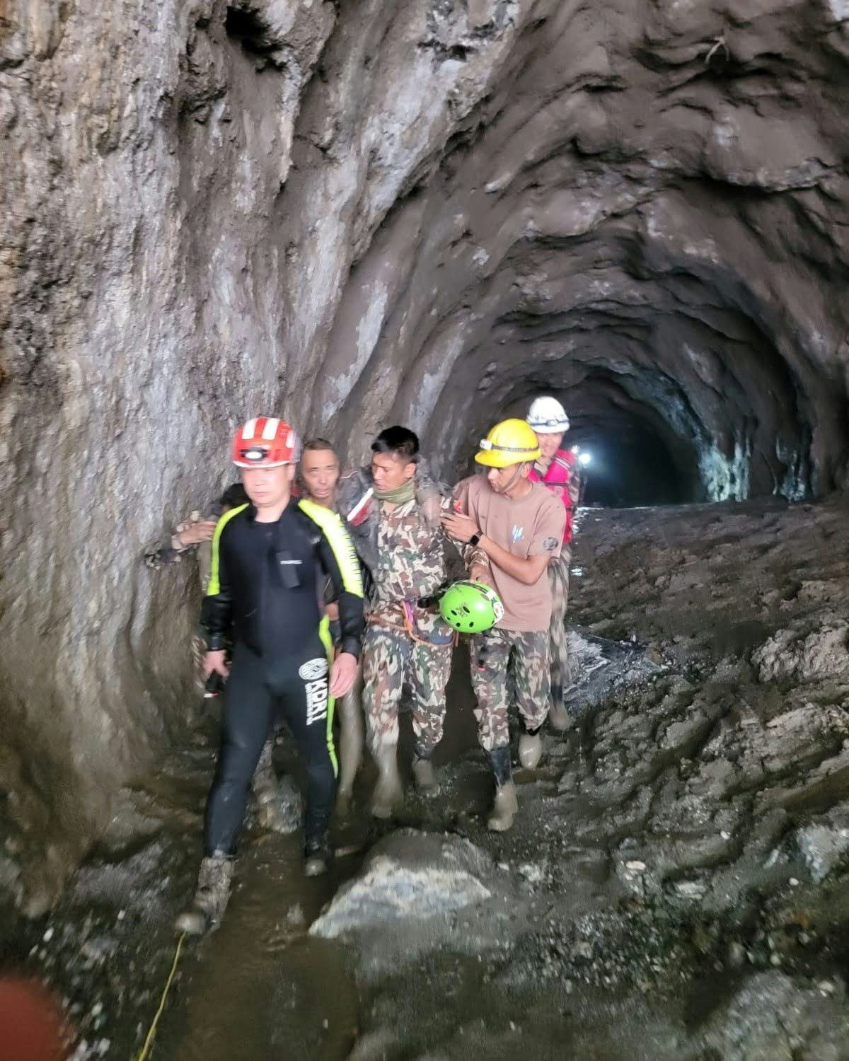 尼泊爾軍方9月5日稱，一名受困中國公民從水電廠隧道獲救。（FB@PMO Nepal）