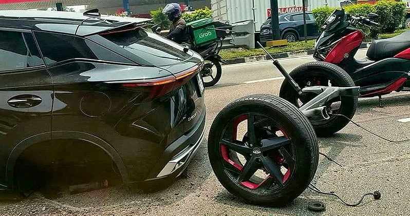 中國奇瑞Omoda 5電動車10月6日在馬來西亞道路上，發生後車輪連車軸一起「斷裂彈出」的離譜事故。(取材自Ｘ平台)