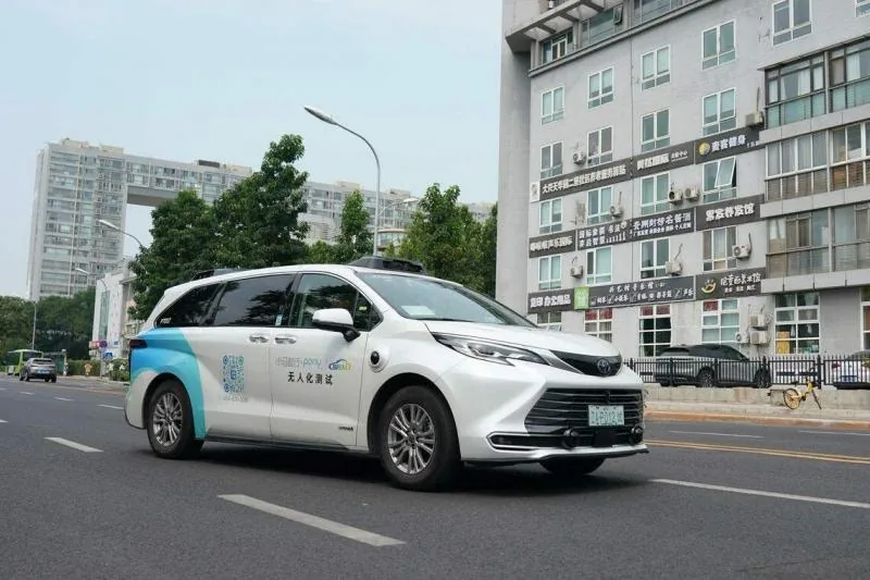 工信部等四部门整治汽车「速成车」现象 拟禁全隐藏门把手折叠屏 4 在北京亦莊的自動駕駛示範區內,小馬智行的自動駕駛測試車輛在進行車載設備的道路測試,圖片攝於6月19日。(新華社)
