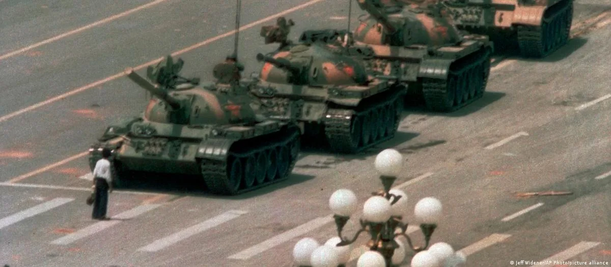 《当疾病击倒领袖》一书的作者认为，老人在危机中容易"用过去看现1989年6月5日天安门广场，一男子只身站在前行的坦克车前。