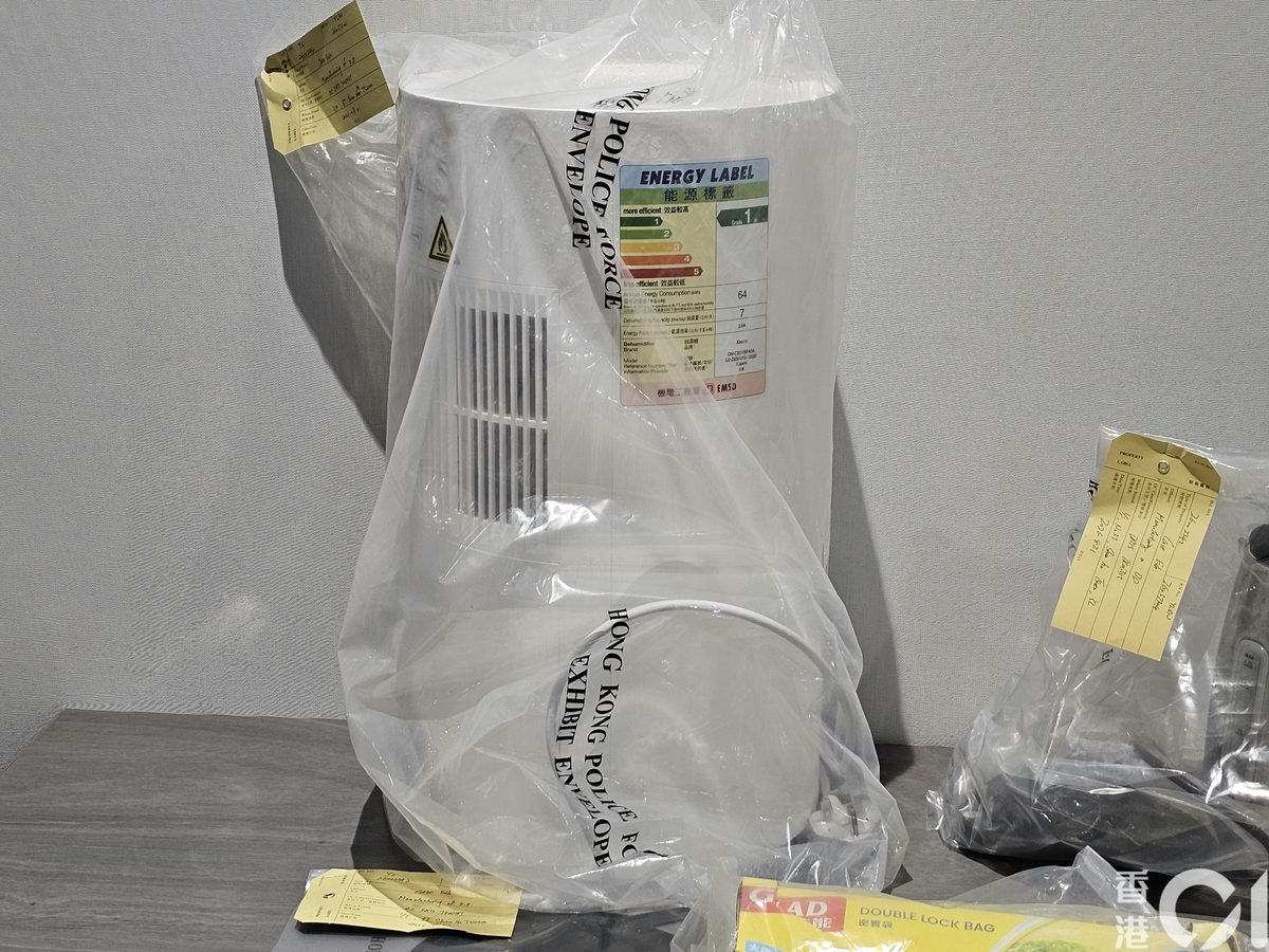 警員在元朗製毒工場，檢食物風乾機等製毒工具。（梁偉權攝）