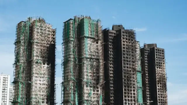2025年11月28日，香港大埔宏福苑发生严重火灾，建筑外墙被烟燻黑。