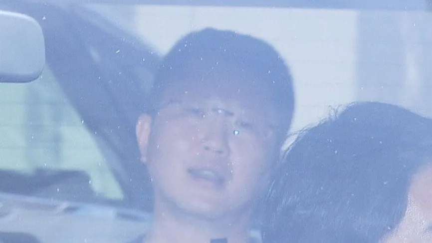 蓝泽鹏程在车内。
