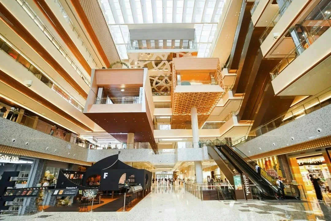 新皇岗口岸|7号线精选8大景点 华强北寻宝洪湖公园赏落羽杉 4 萬象食家的中庭仿佛懸浮盒子,設計獨特。(網上圖片)