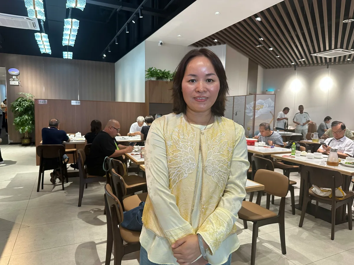 老闆薛女士由早上6點一直忙碌至下午2點半，連早餐都顧不上吃。（許靖雯 攝）