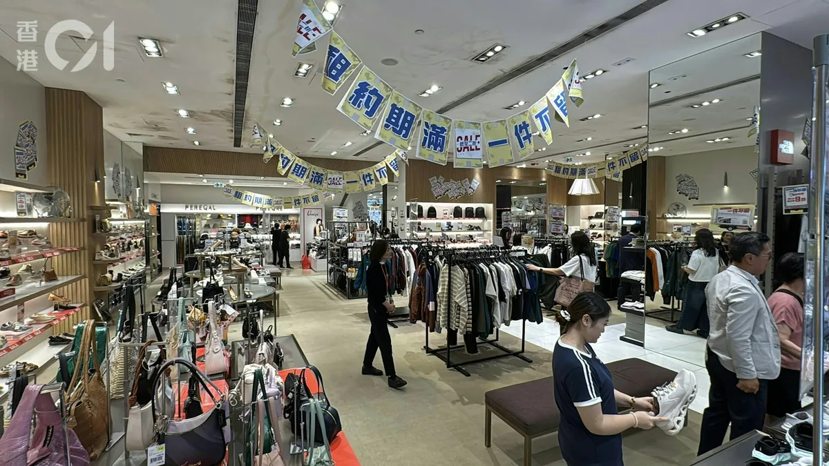 先施百货中环店店内,天花板下挂着“租约期满”“一件不留”的彩旗