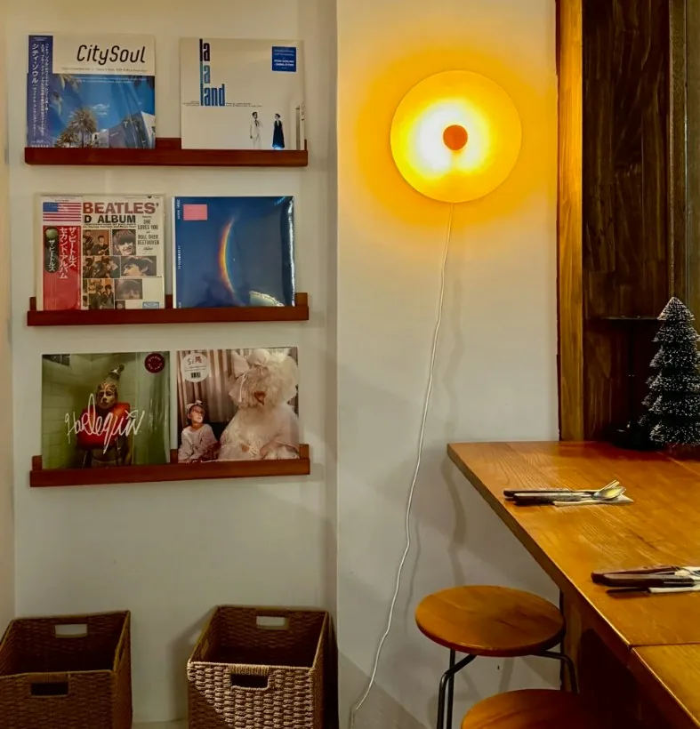 香港上环5家咖啡店推介:自助洗衣结合精品咖啡,营业至晚上10点的韩系Cafe 5 店裏有黑膠唱片。(nat_foodbelly@小紅書)