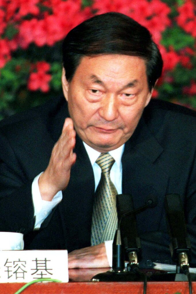 朱镕基去世,中国人哀悼一个更加开放、充满希望的时代 2 朱镕基的改革导致数千万工人失业,当时中国尚未建立起真正意义上的社会保障网。