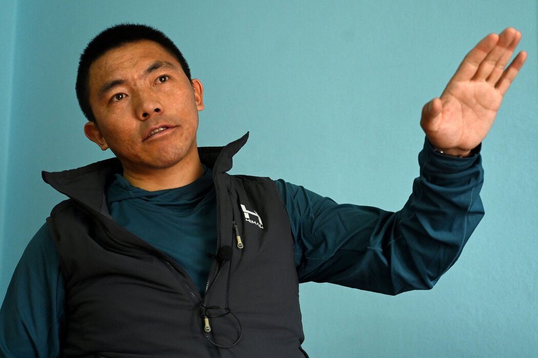 全球变暖时代,“整个喜马拉雅山脉都在融化” 5 尼泊尔顶尖登山家之一、探险公司Imagine Nepal的创始人明马·加尔杰·夏尔巴。7月底,巴基斯坦喀喇昆仑山脉布洛阿特峰发生雪崩后,他带领探险队找到了遇难者的遗体。