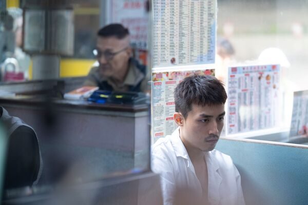 金马63/MIRROR第一人!AK入围男配激动哽咽 评审赞「摆脱偶像包袱」 2 ▲《我們不是什麼》由江????生、陳毅燊主演。(圖/華映提供)