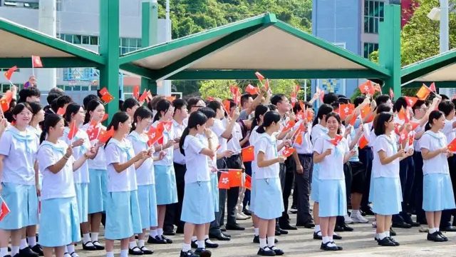 2025年7月3日，青少年挥舞中国国旗和香港特别行政区区旗，欢迎中国首艘国产航空母舰“山东舰”造访香港。