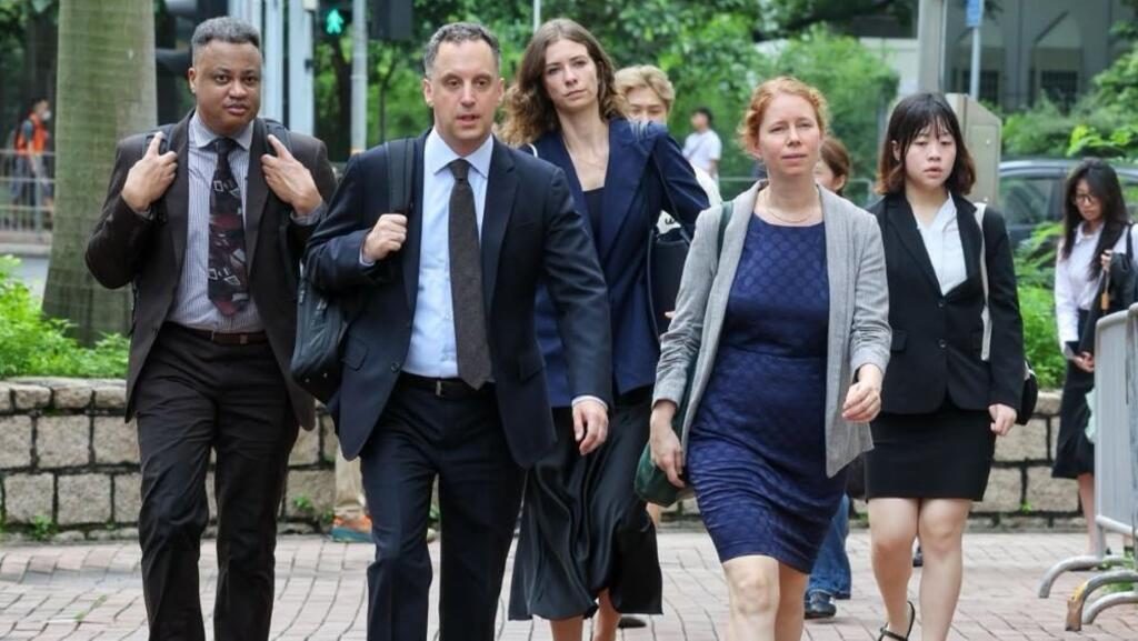 支联会煽颠罪成求情 辩方称情节较轻盼两人即释 1 外国政府持续关注支联会案,多个驻港领事馆人员到法院旁听被告的求情。