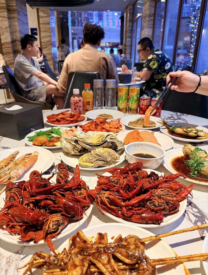 海鮮自助幾乎是網吧和洗浴中心不可或缺的服務。（取材自鳳凰WEEKLY）