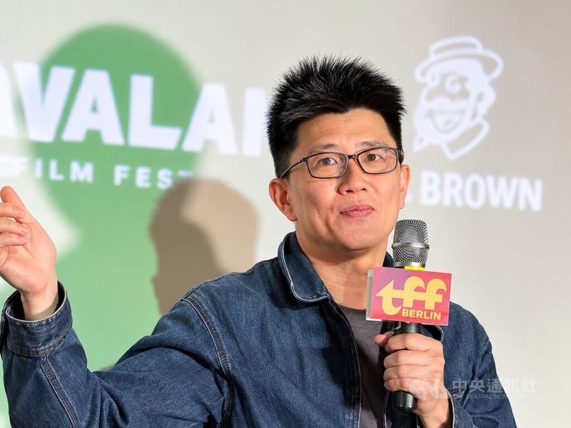 童年走私编故事练成导演 廖克发:台湾自由让我创作 1 出生於馬來西亞的導演廖克發為今年柏林台灣影展焦點電影人。他在開幕電影「人生海海」映後座談以個人作為移民的生命經驗談創作時表示,因台灣自由的環境,讓他選擇移居台灣作為創作基地。中央社記者林尚縈柏林攝 115年9月30日