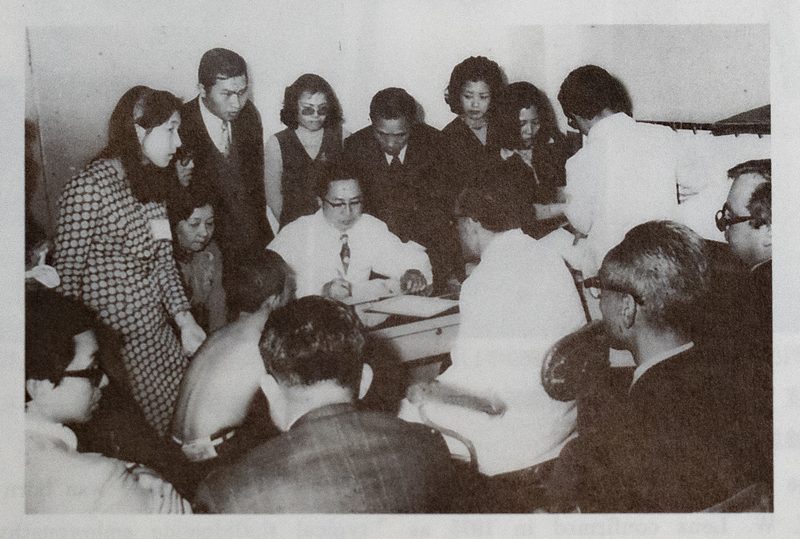 91岁吹哨医师杨子思:半世纪后重逢台湾沙利窦迈药害者 11 1975年4月2日,楊子思與李茲在台北市立仁愛醫院為261名兒童進行鑑定。照片翻攝自《中國人的先天異常》。(翻攝/陳曉威)