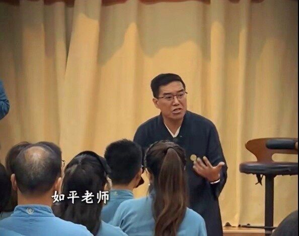如是书院洗脑家长:击垮心理防线后灌输暴力育儿话术 2 賴澤平授課現場。(取材自九派新聞)