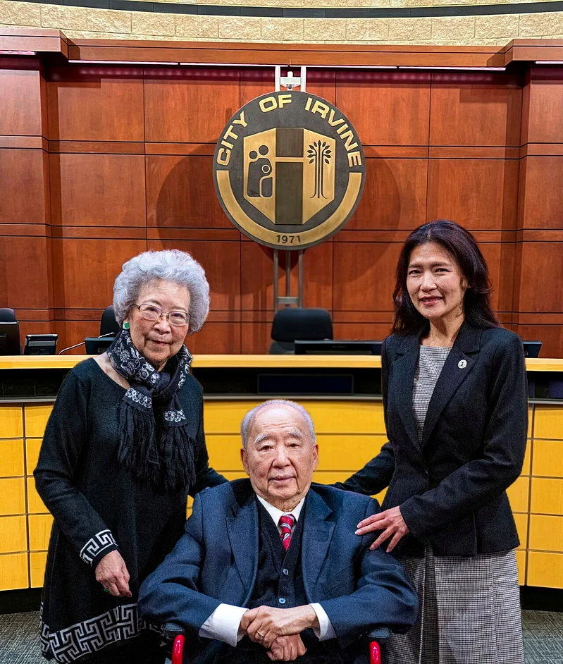 劉樹錚（中）與太太華企菁（左）參加女兒劉令淳就職典禮。（劉令淳提供）