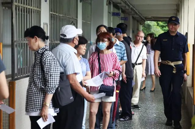 台湾选民排队投票资料图片