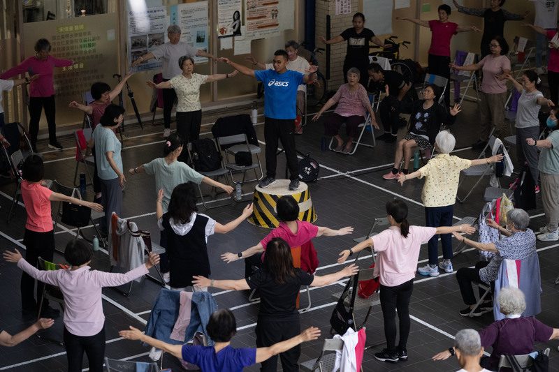 台北市大安區群英里社區關懷據點週一至六安排五行操、羽球、捲紙藝術等課程，讓長者「天天有事做」；里長更於成功國宅內設立咖啡廳、視聽教室、桌球室促進長輩交流互動，並提供輔具租借、共餐等服務，藉由加強社區連結，降低長者孤立風險。（攝影／楊子磊）