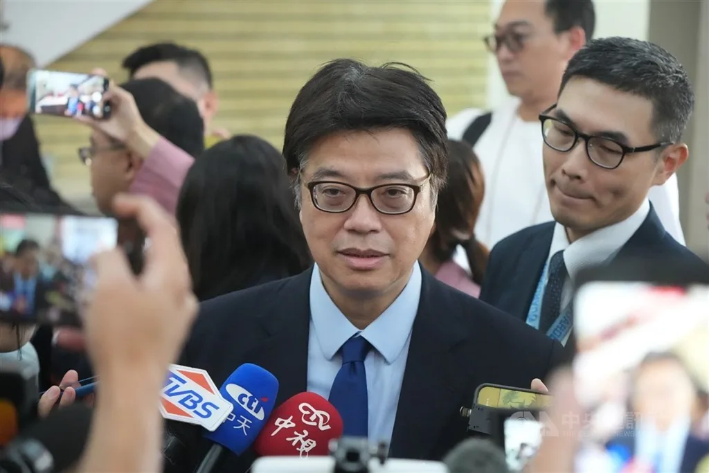 台湾陆委会主委邱垂正（中）。资料照片。