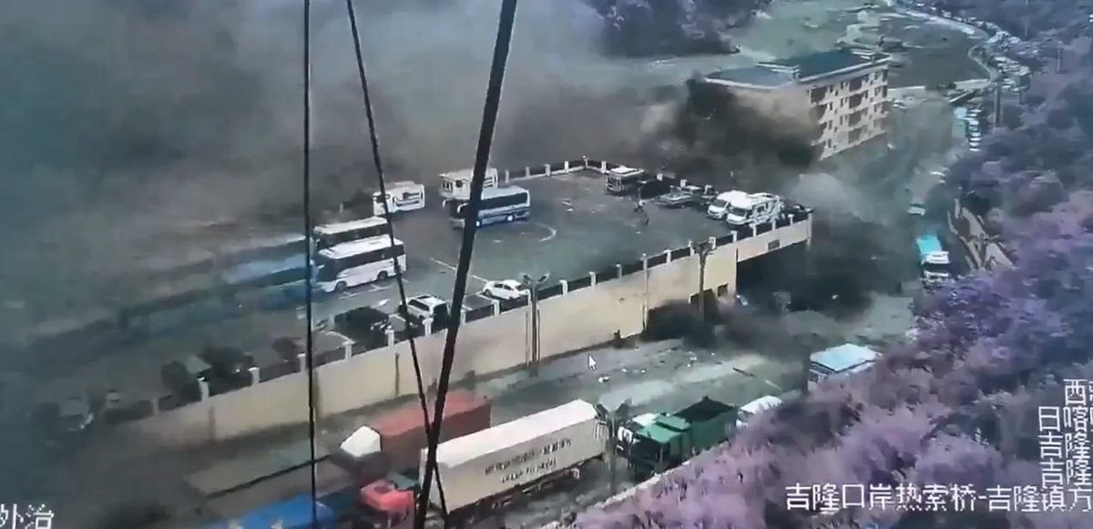 地震引发雪崩酿成毁灭洪灾!中国尼泊尔边境多处被吞没,至少18死、近400人失踪 7 中國西藏邊境地區監視鏡頭拍下的洪災瞬間畫面,龐大洪流混雜泥漿吞沒城鎮街道。(翻攝自社群影片)