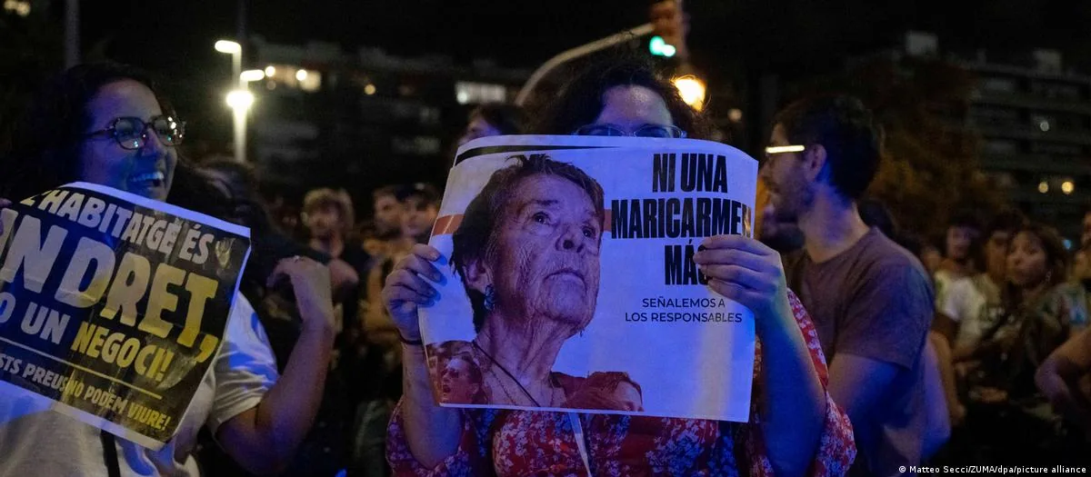 西班牙住房危机引发大规模抗议 首相桑切斯宣布提前大选 1 西班牙巴塞罗那民众示威,抗议该国住房危机,房价租金过高,令普通收入民众无法承担。一位抗议者手举印有玛丽卡门画像的标语牌。87岁的老人玛丽卡门在马德里租住几十年的房子,被新的开发商翻倍涨房租,并最终将其赶出公寓。这一事件随即引发西班牙全国范围内的抗议浪潮。