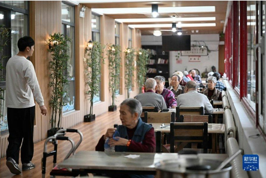 當前各地加快盤活閒置校舍，不少小學被改造成孝老愛親養老院。（新華社）