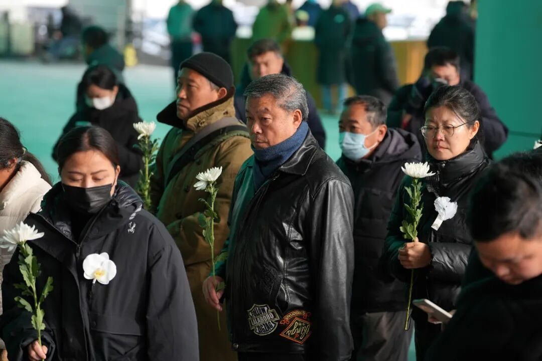 演员何晴追悼会举行,其子追思母亲:北京这场雪像是为她而下 2 a7eaea3be2adcf4522a19cc37f8553b8fd4015c32637b76ea451089c419349a9 article