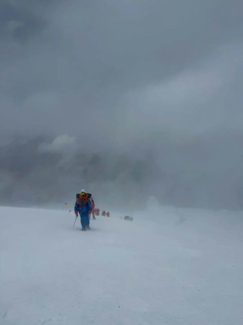 7000米雪山3死2失踪 新疆慕士塔格峰连续山难 藏向导证买卖黑幕 2 2026年7月,在慕士塔格峰的衝頂途中,登山者在風雪中前行。(中國新聞周刊)