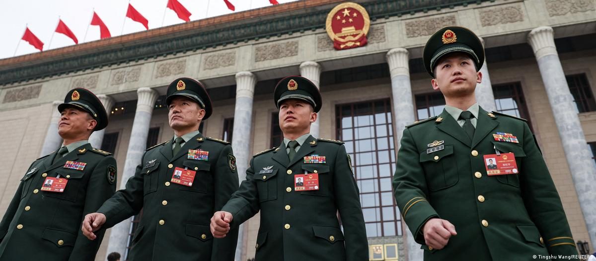 中国人大审议《反跨境腐败法》 跨国打贪行动法制化 1 图为今年3月中国全国人大会议期间,中国军警站在北京人民大会堂外。(资料照)
