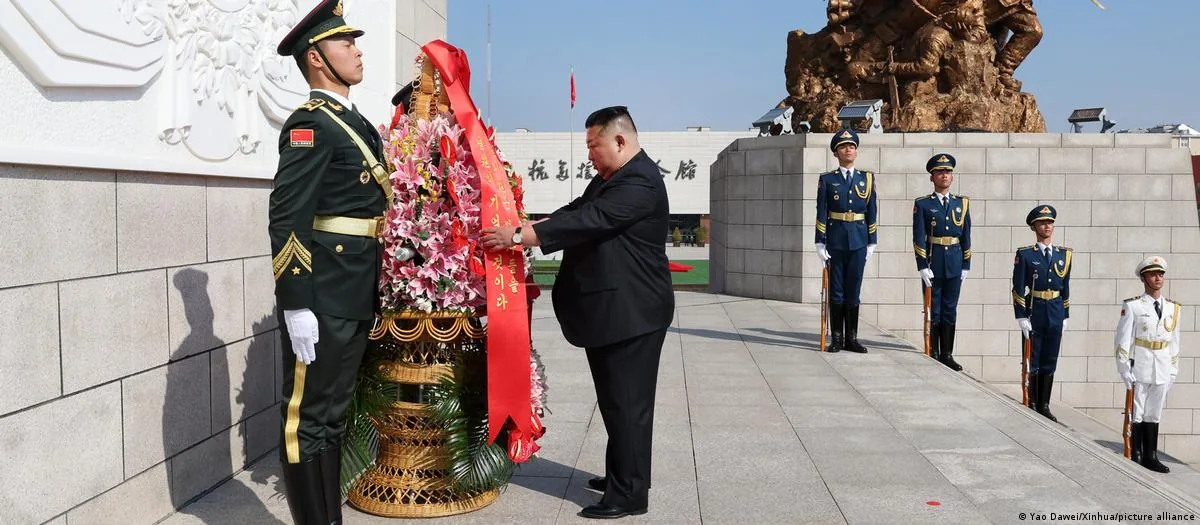 金正恩快闪丹东:新大桥背后的经济盘算与外交信号 1 金正恩敬献花篮