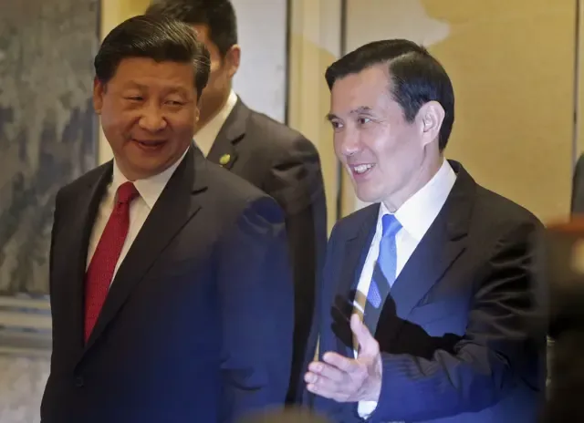 2015年11月7日，新加坡香格里拉酒店，中国国家主席习近平（左）与台湾总统马英九（右）步入会场，准备举行会晤。中国与台湾这两个长期政治对立的领导人，于当日举行逾60年来首次会谈。此次会面适逢台湾社会反北京情绪升温之际，且距离台湾选举仅剩数周。