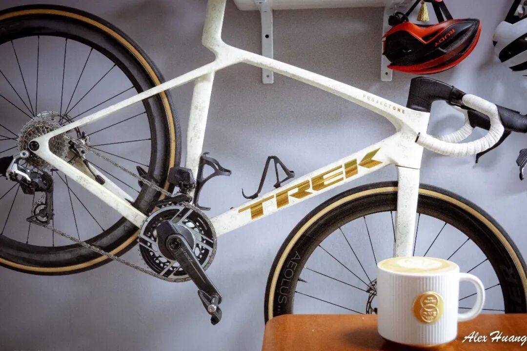 最值得买的顶级公路车?TREK 八代 Madone 评测 27 a8b4a682c67d475df33b02a77d2a6a6ed466cbef971292a492d3a65df6228bfa article