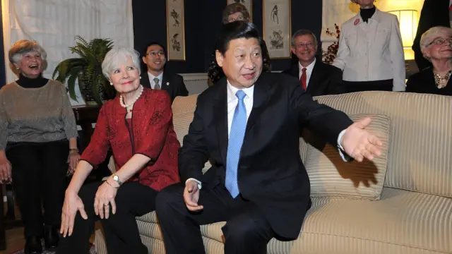 马斯卡廷萨拉·兰蒂家中，兰蒂（左）与习近平（右）坐在客厅沙发上与其他友人寒暄（15/2/2012）
