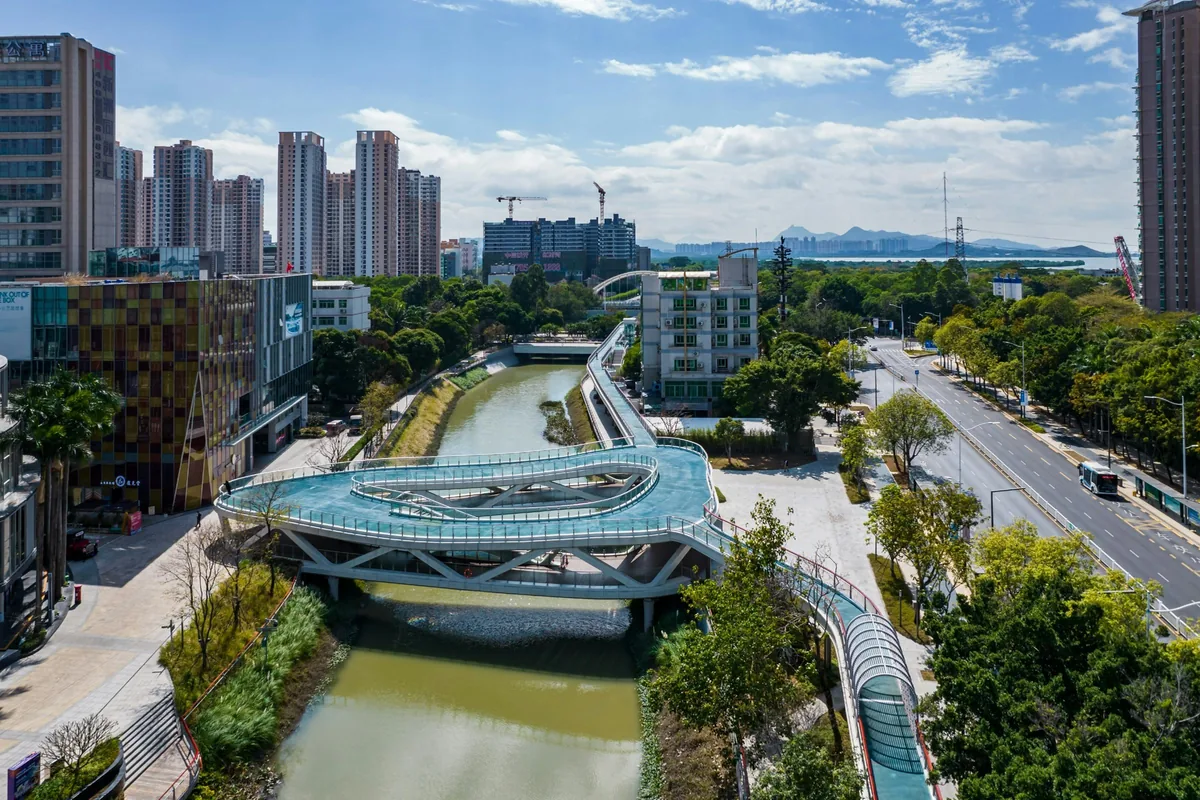新皇岗口岸|7号线精选8大景点 华强北寻宝洪湖公园赏落羽杉 11 新洲河碧道全長7.8公里,其中空中棧道是必到之處。棧道離地約3至6米,既避免干擾河岸生態,亦提供俯瞰河流與城市的獨特視角。(視覺中國/當代中國授權)