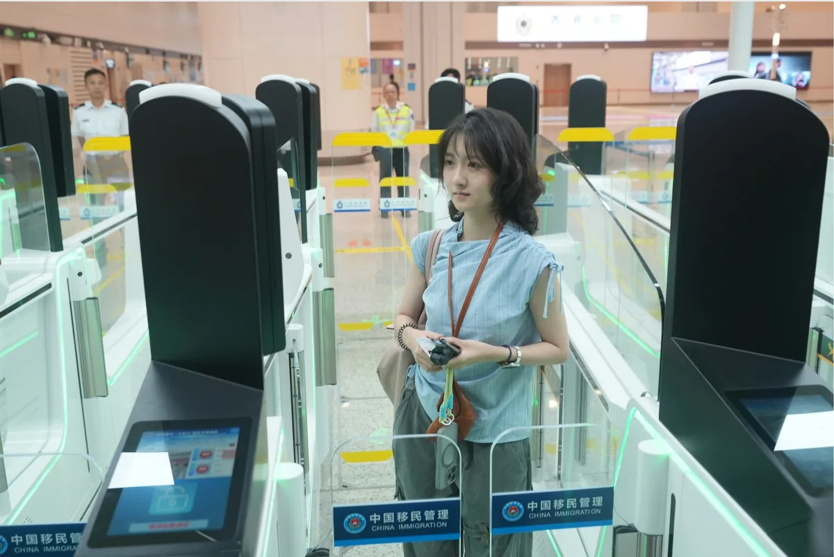 首位從香港往深圳走自助通道通關的旅客黃女士。（深圳晚報）