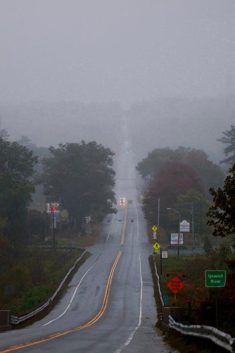 位於麻州的一號公路籠罩在風雨之中，政府呼籲民眾減少出門。（路透）
