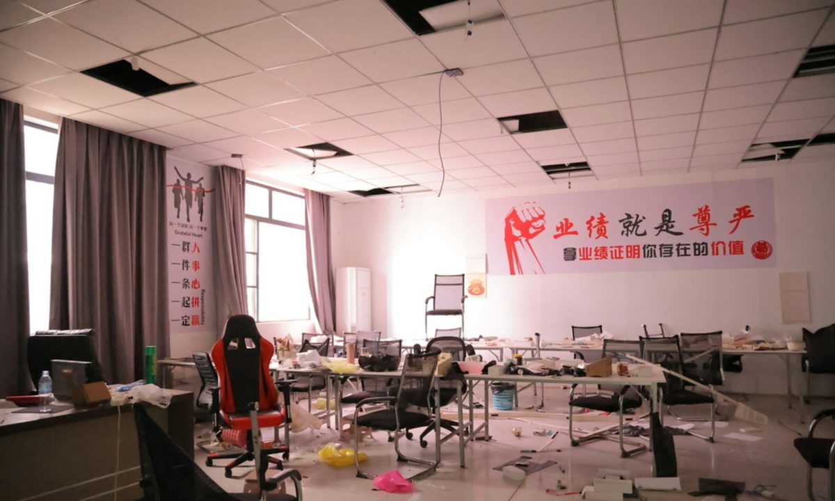 柬埔寨太子集团2万人诈骗园区曝光 墙上写「业绩是尊严」|有片 10 2026年9月21日,柬埔寨的電訊詐騙「8號園區」,該地據報與太子集團有關聯,牆上有用中文寫下的口號,鼓勵員工努力工作。(網絡圖片)