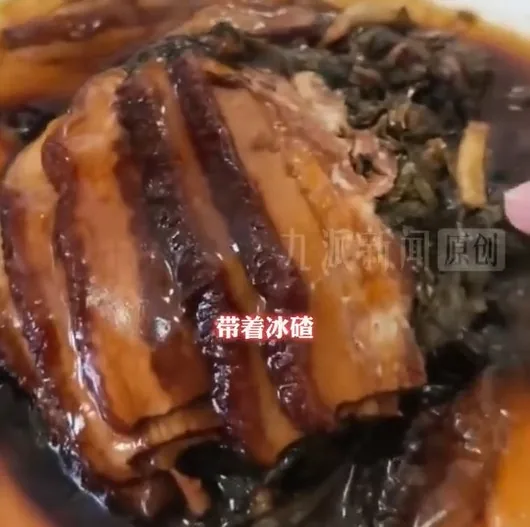 遼寧大連，一對新婚夫婦辦婚宴，竟被酒店以預製菜招待。（微博@九派新聞）