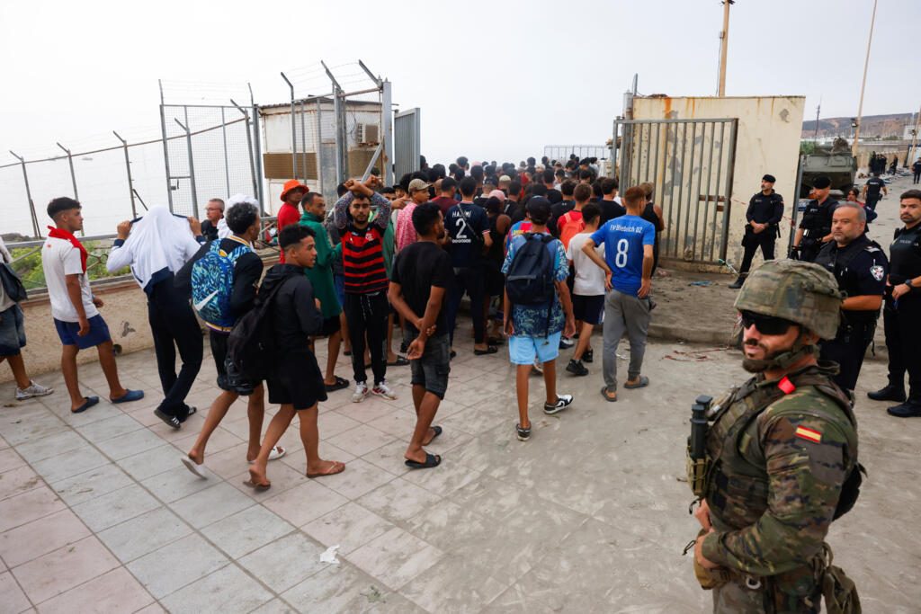 摩洛哥宣布加强安保防非法越境 2 Image d'archive / Afrique - Ceuta: le Maroc annonce un renforcement du maillage sécuritaire après de nouveaux appels. Ici, des policiers et des militaires espagnols escortent des migrants vers le Maroc, à Ceuta, le 1er août 2026. (illustration)