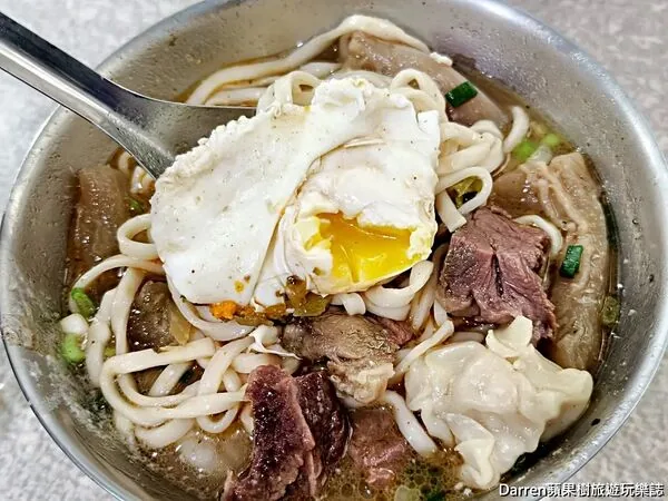 ▲▼台北大安古亭潮州街林記牛肉麵的半筋肉麵與免費加湯。（圖／《DARREN蘋果樹旅遊玩樂誌》授權提供）