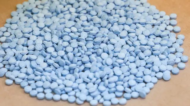 2026年5月7日，在纽约的美国缉毒局（DEA）东北区域实验室，将被检测的一大堆含芬太尼蓝色小药丸被展示出来