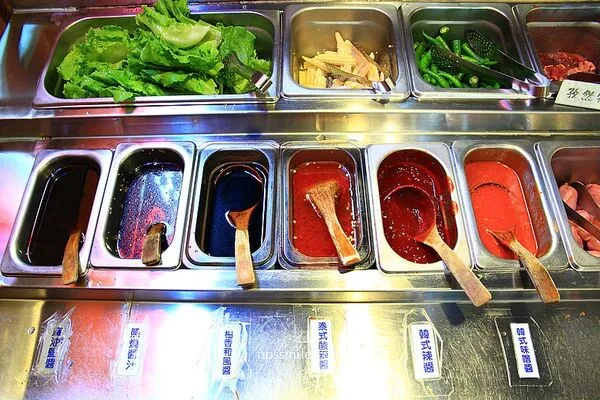 ▲▼豬先生韓式燒肉鍋物吃到飽的環境與餐點。（圖／《UPSSMILE向上的微笑萍子》授權提供）