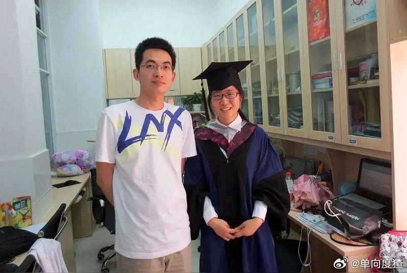 武大女教授被控与已婚博导私通十年 女儿实名举报86页 2 被指控女教師與舉報人的父親。圖/取材自微博