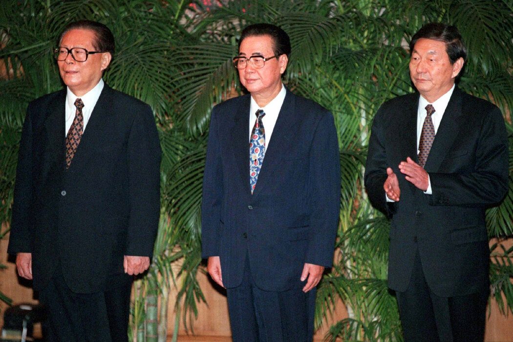 中国前总理朱镕基逝世:市场化改革和“入世”推手 4 1997年,从左至右依次为:中共中央总书记江泽民、国务院总理李鹏以及朱镕基。担任副总理期间,朱镕基分管贸易与工业生产。