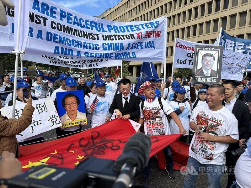 多個中國民主團體及民運人士於川習會期間，在白宮西側手持標語集會抗議。中央社記者廖漢原華盛頓攝　115年9月25日